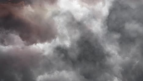 nubes de cumulonimbus al anochecer y una tormenta de truenos lejana