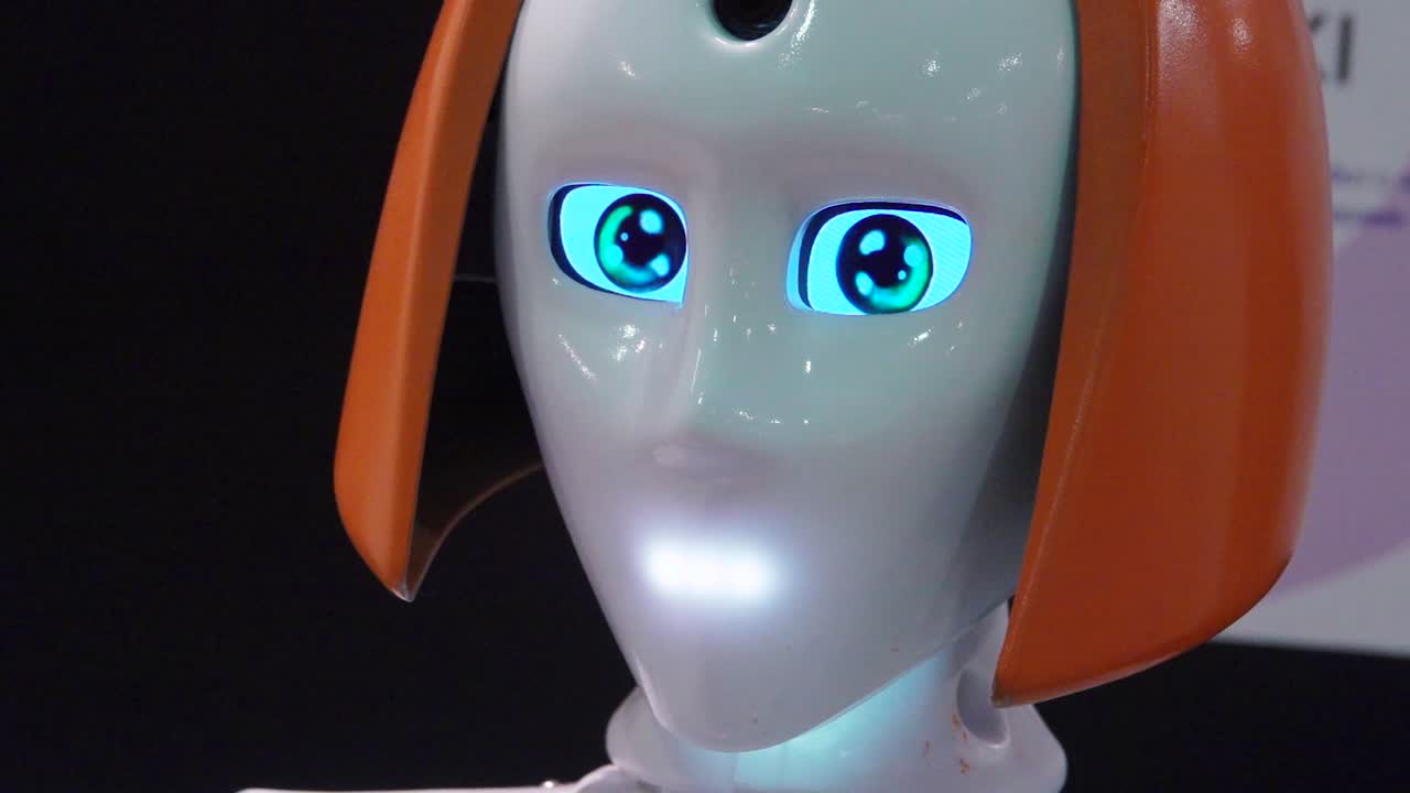 Close-up di una testa di robot umanoide