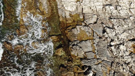 Klares-Ozeanwasser-Trifft-Auf-Den-Steinigen-Paralia-Emplisi-Strand-Von-Kefalonia-Griechenland,-Europa-luftüberflugaufnahme