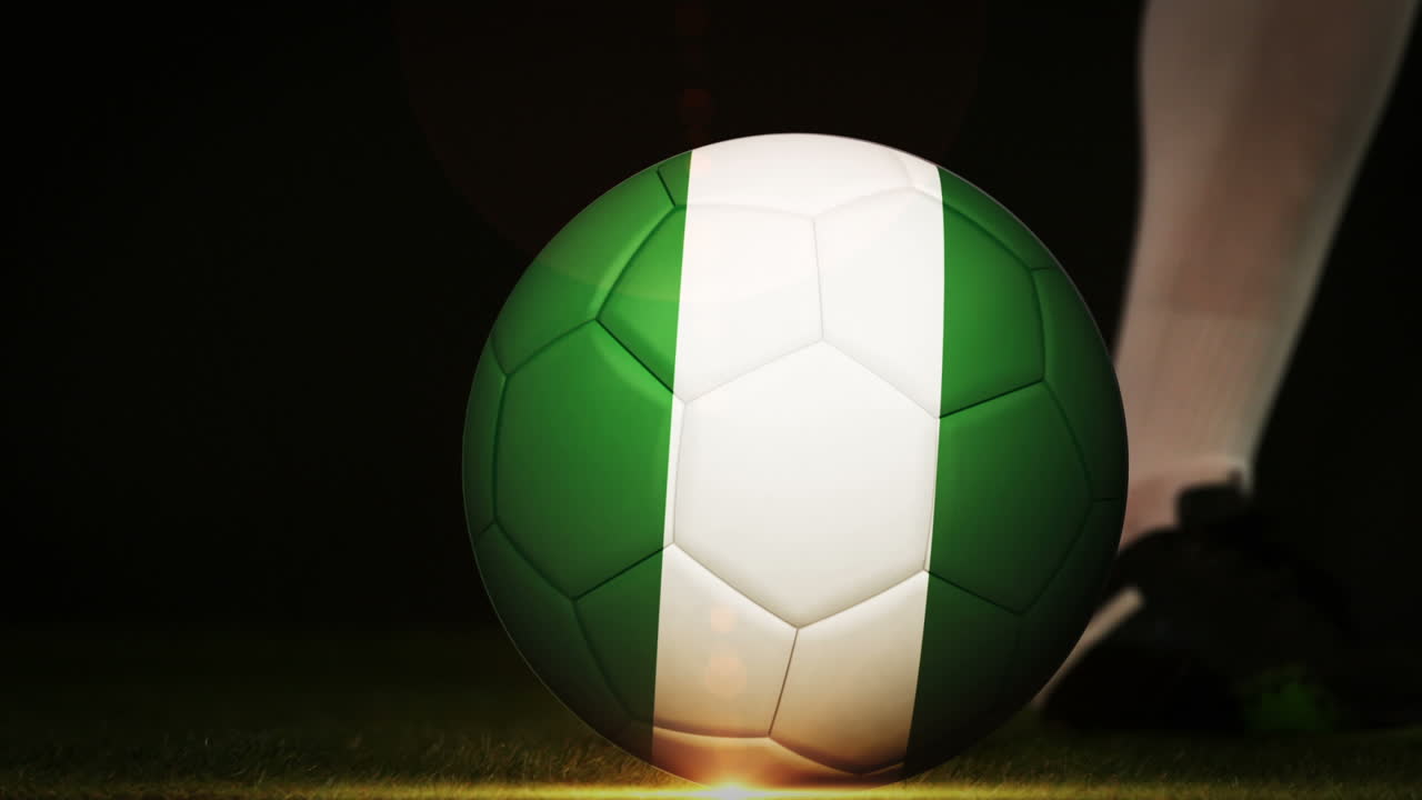 jugador de fútbol pateando la pelota de la bandera de nigeria