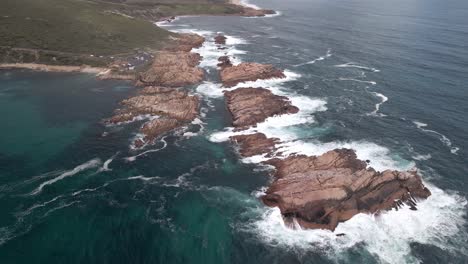 Rocas-Del-Canal-Sobrevuelan,-Margaret-River-Beach