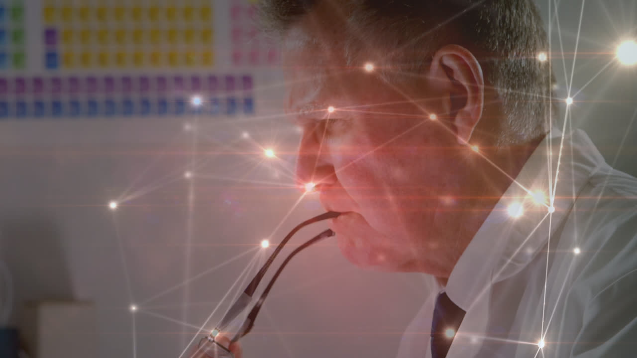 노트북을 사용하는 백인 고위 남성 의사에 대한 연결 네트워크의 애니메이션