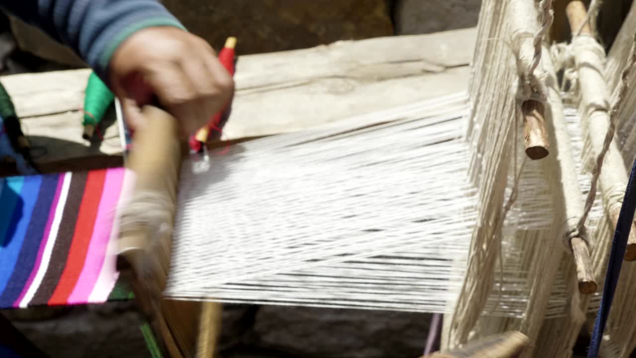 네팔 여성이 양털 스카프를 짜고 있습니다.