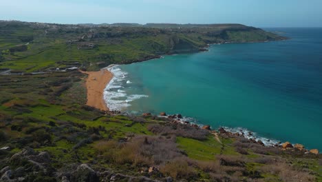 la playa de la bahía de ramla en gozo, isla de malta