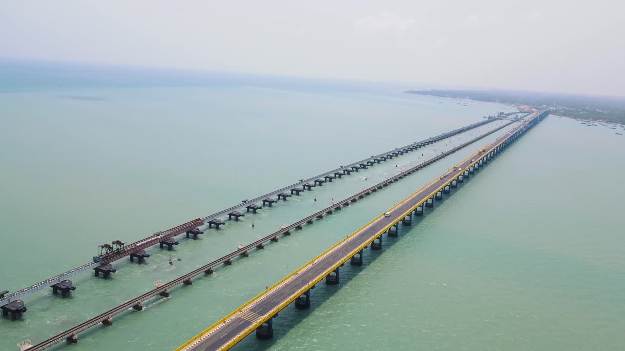 드론으로 촬영된 사진은 라메슈와람 시와 그 유명한 다리의 경치적인 아름다움을 보여줍니다.