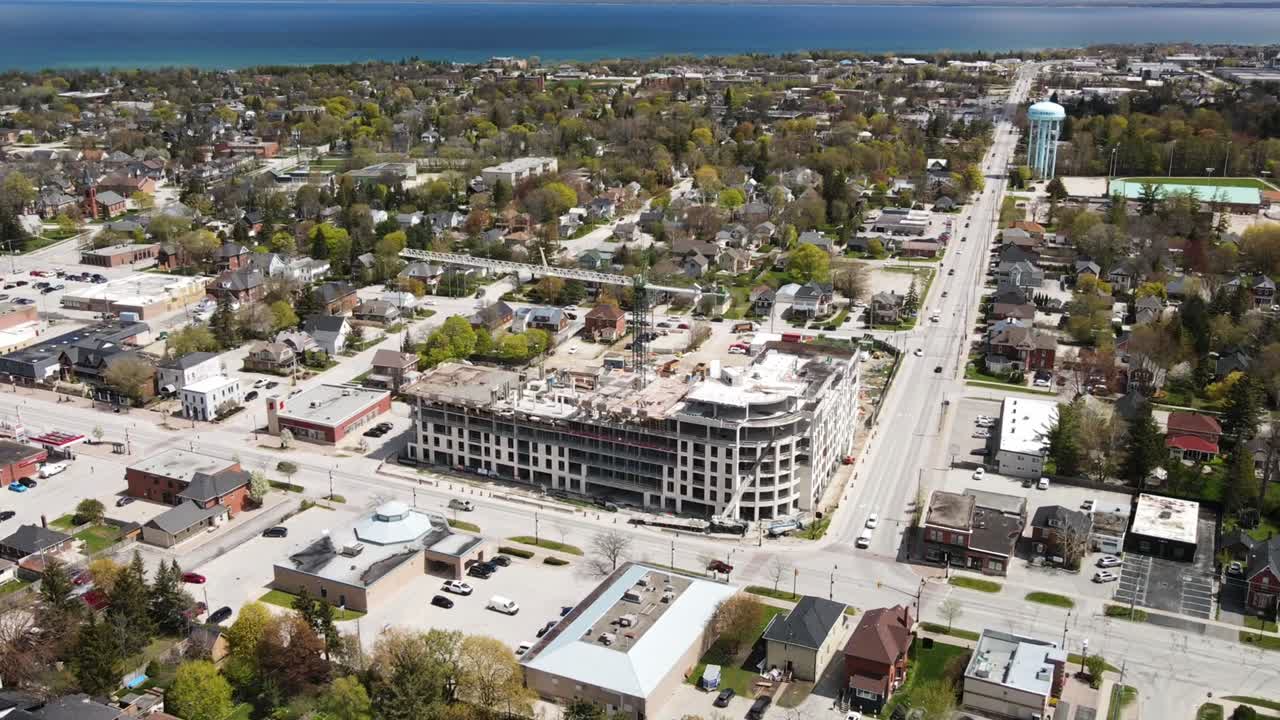 drone time lapse de un edificio de apartamentos que se está construyendo en collingwood, ontario