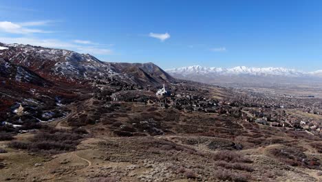 hermosa vista del templo draper desde las montañas capturadas por drones