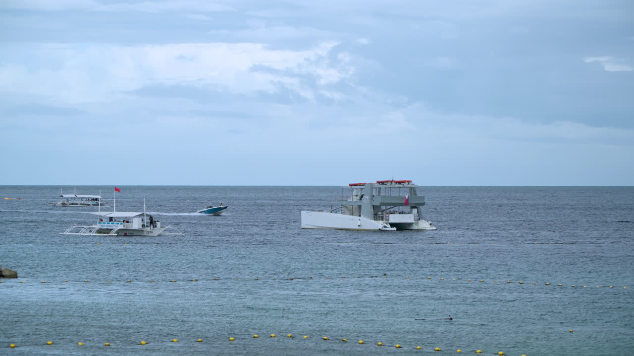 필리핀 세부의 샹그릴라 막탄 근처에 있는 고급 쌍동선 요트와 아우트리거 보트