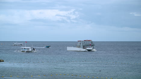 Catamarán-De-Lujo-Y-Botes-Estabilizadores-Cerca-De-Shangri-la-Mactan-En-Cebu,-Filipinas