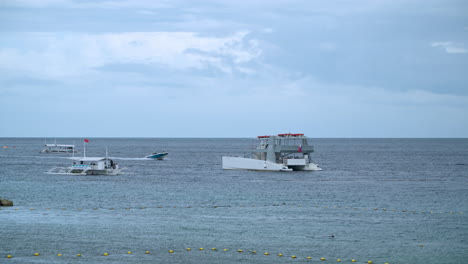 catamarán de lujo y botes estabilizadores cerca de shangri-la mactan en cebu, filipinas