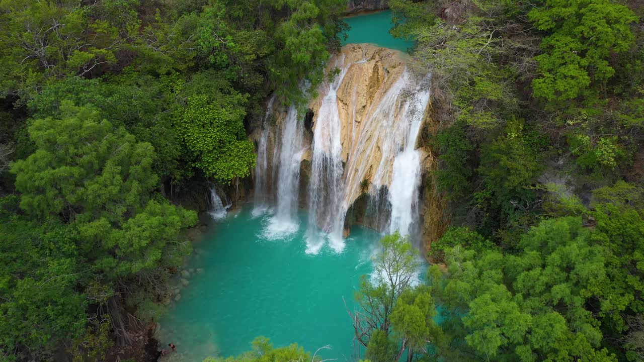 hermosa cascada el chiflon en la selva tropical de méxico, sobrevuelo aéreo de 4k
