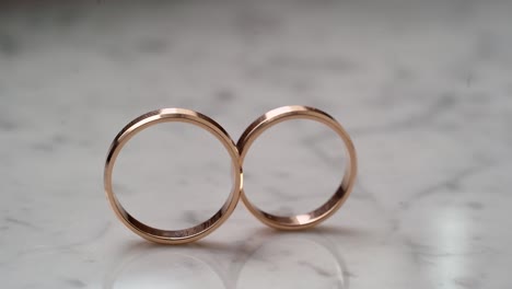 un par de anillos de boda. joyas de oro en un mármol. matrimonio, un símbolo de amor