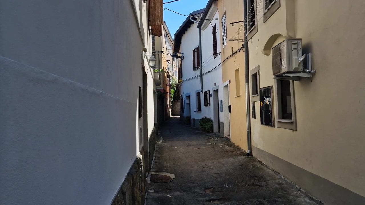 Enge Fußgängergasse zwischen Gebäuden in der Altstadt von Koper, Slowenien