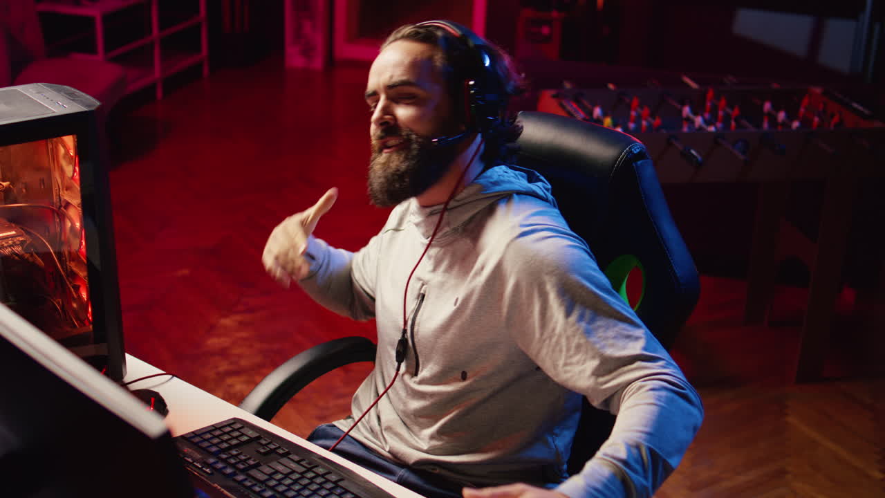jugador discutiendo con la audiencia estrategias ganadoras de partidos de videojuegos multijugador durante la transmisión en vivo