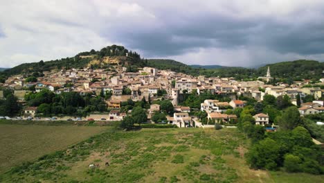 Toma-Aérea-De-Establecimiento-De-La-Hermosa-Provence-Cadenet-En-Francia