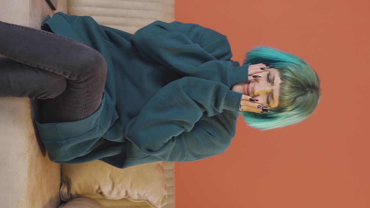 vídeo vertical de una joven infeliz y deprimida.