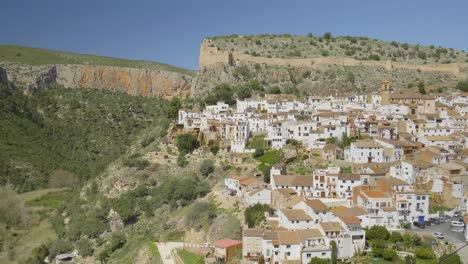 la cámara se desplaza para revelar el pequeño pueblo de montaña de chulilla.