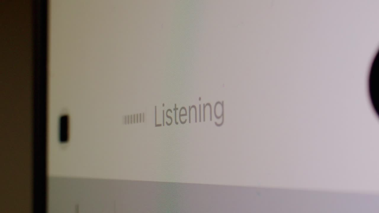 Asisten Digital Mendengarkan dengan Gelombang Audio di Layar