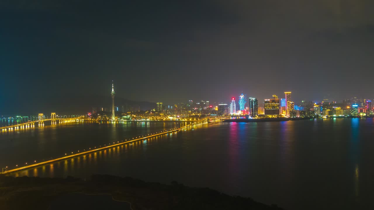 중국의 야간 조명: 유명한 마카오 타이파 다리 로드 파노라마 4k 타임 스