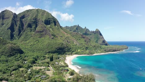 Amplia-Toma-Aérea-Panorámica-De-La-Pintoresca-Playa-De-Haena-En-La-Isla-De-Kaua&#39;i,-Hawai&#39;i.