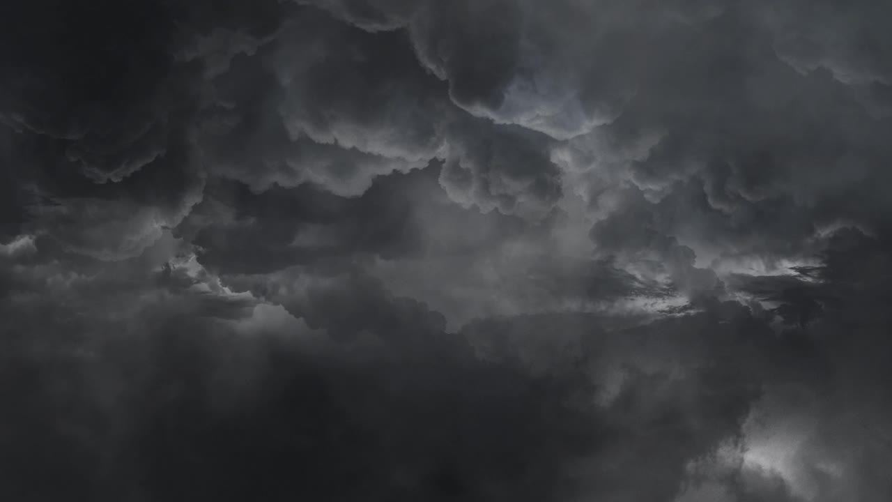 4k golpe de perno y nubes de tormenta