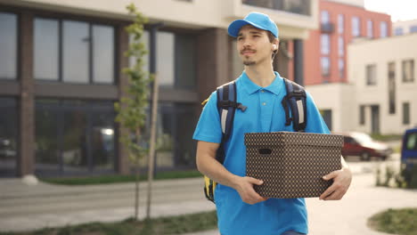 persona de entrega con el paquete