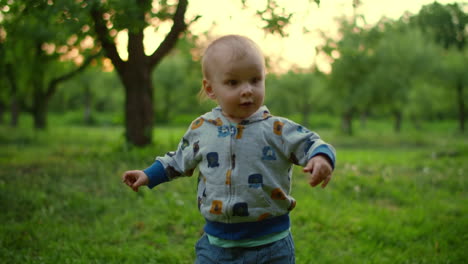 Pequeño-Bebé-Caminando-En-El-Bosque-Verde.-Primer-Plano-De-Un-Adorable-Niño-Al-Aire-Libre