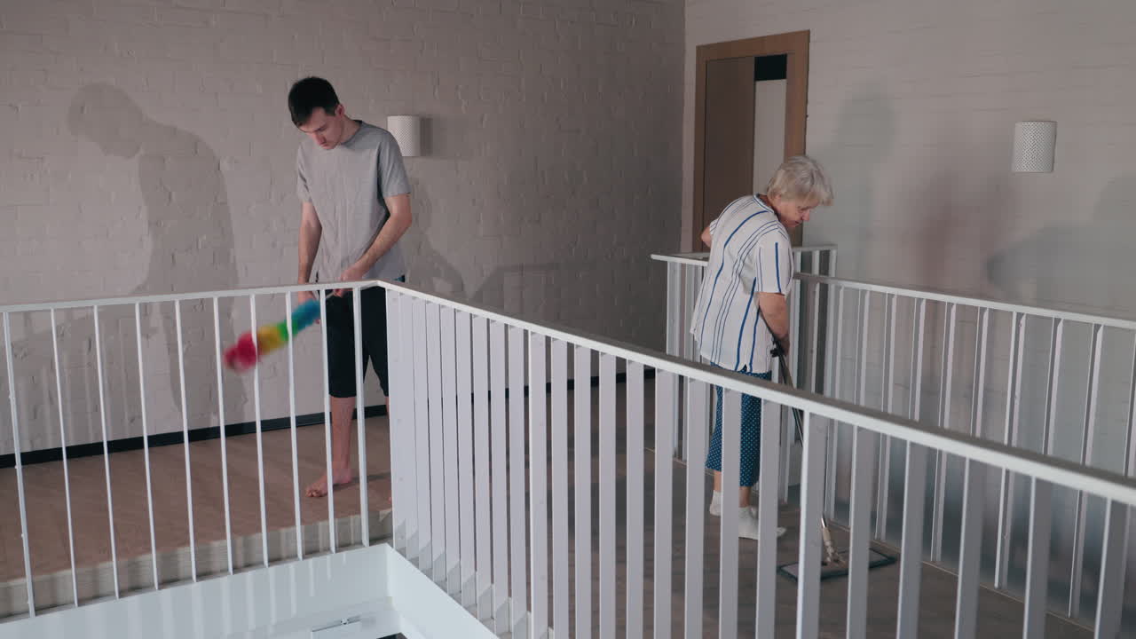 la familia limpiando la casa