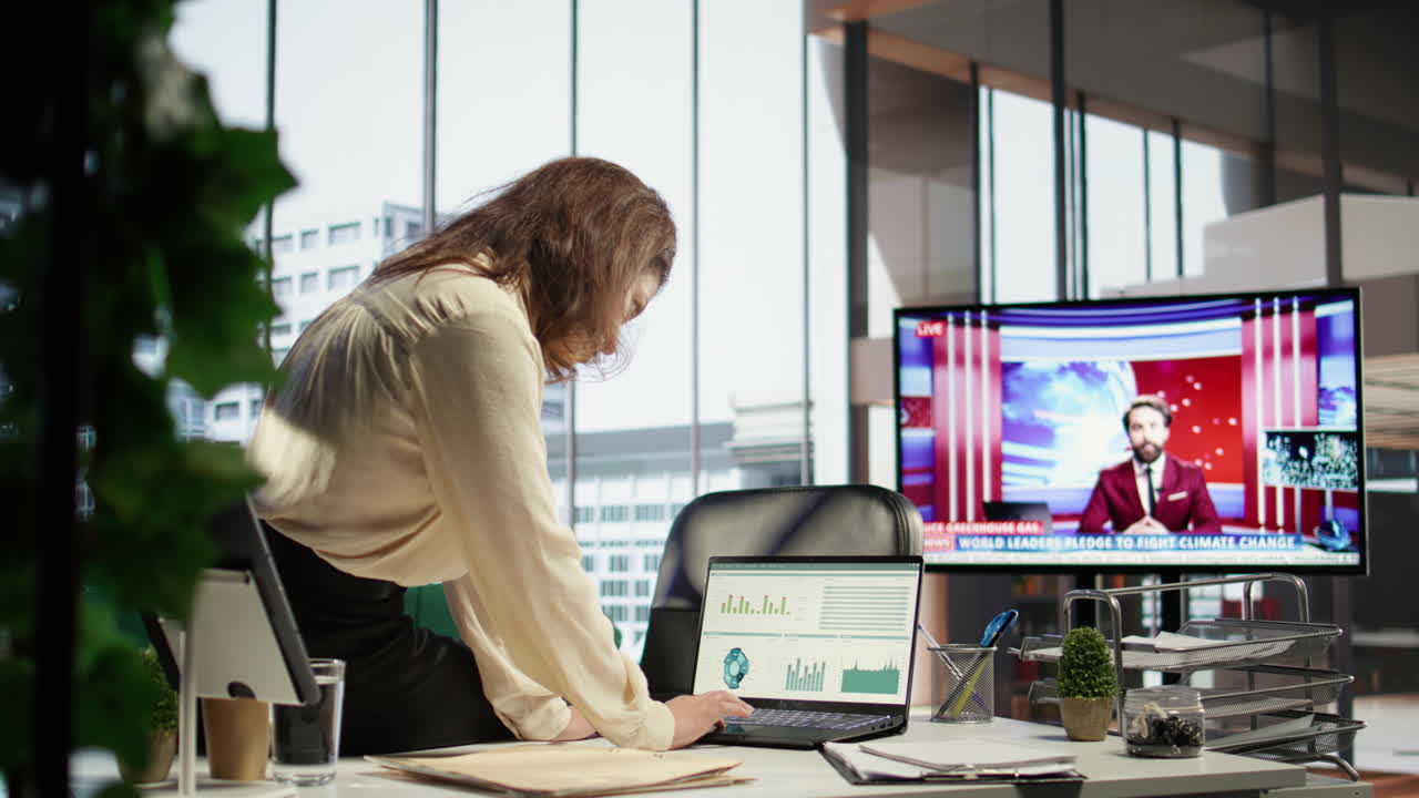 여성 디렉터가 글로벌 기업에서 경영 능력을 보여주고 있습니다.