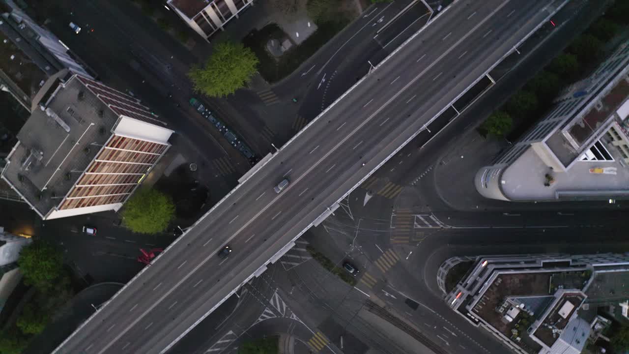 공중은 시계 방향으로 스위스 바젤 휴와아게로 하강합니다.