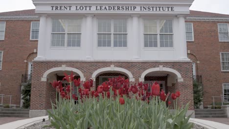 Gebäude-Des-Trent-Lott-Leadership-Institute-Auf-Dem-Campus-Von-Ole-Miss-In-Oxford,-Mississippi,-Mit-Nach-Oben-Geneigtem-Video
