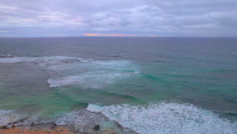 Costa-De-Oahu-Hawaii-En-La-Playa-De-Arena-Al-Amanecer