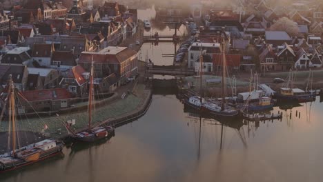 Revelar-Una-Foto-De-Makkum-Friesland-Durante-La-Mañana-Brumosa,-Aérea.