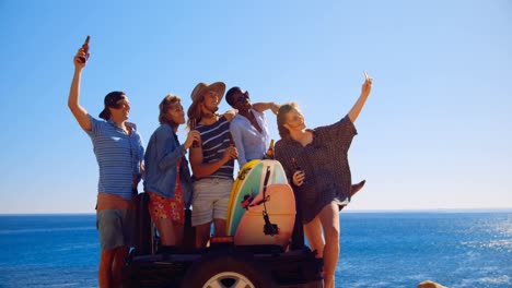 grupo de amigos tomando una selfie con un teléfono móvil 4k