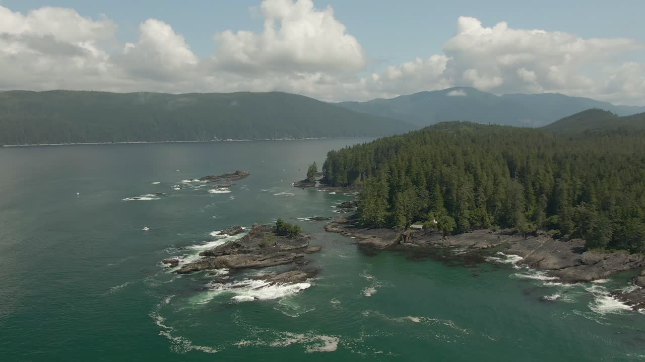 hermosa vista aérea del paisaje de la rocosa costa del océano pacífico en el sur de la isla de vancouver durante un día soleado de verano