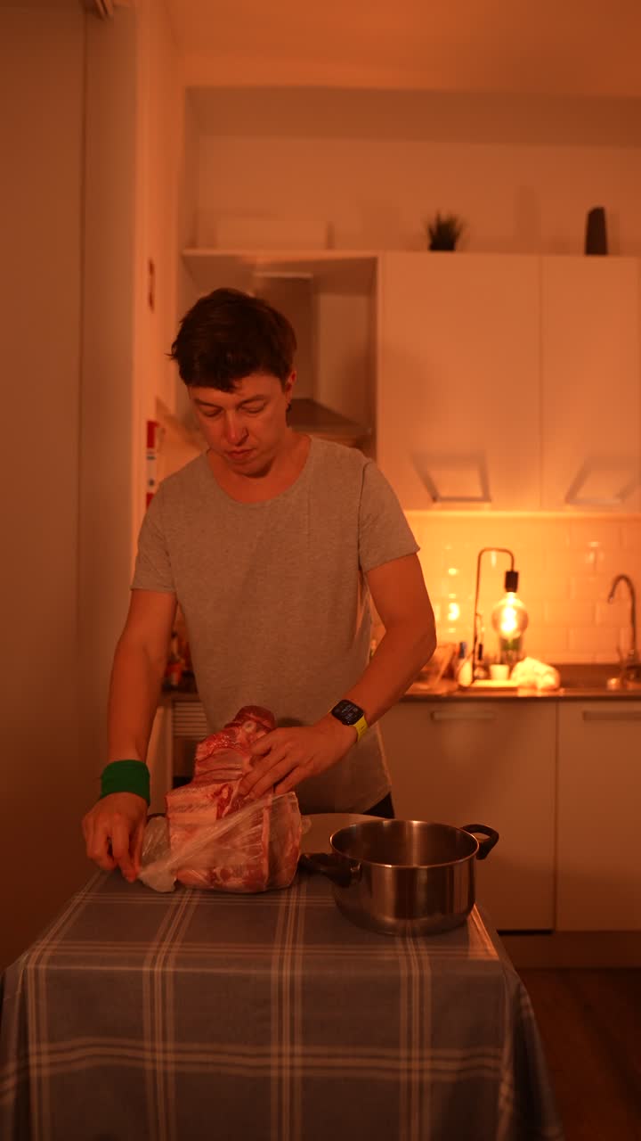 hombre preparando costillas en una cocina
