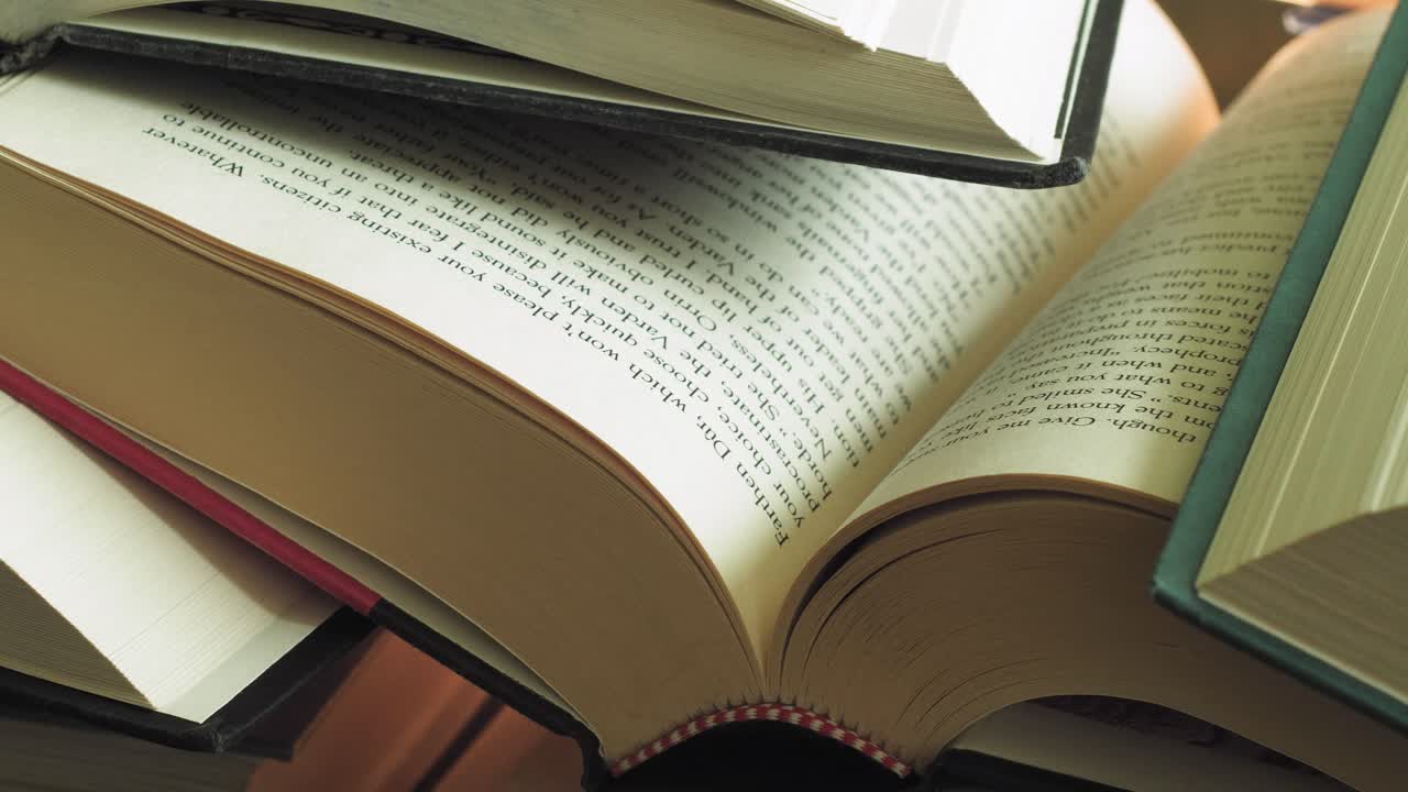 pila de libros abiertos slider plano medio de izquierda a derecha