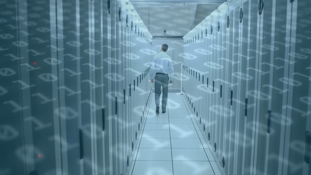 animación de números codificados binarios cambiando sobre el hombre en la sala de tecnología con servidores de computadora