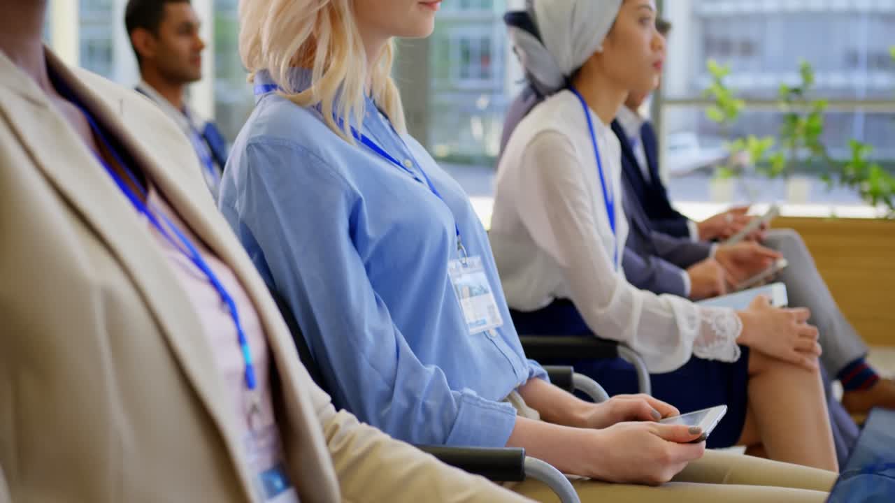 비즈니스 세미나에 참석하는 다민족 사업가들 4k