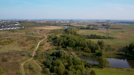 vista aérea de la campiña norte de straszyn a través de los lagos del parque de gdansk rodeados de bosques