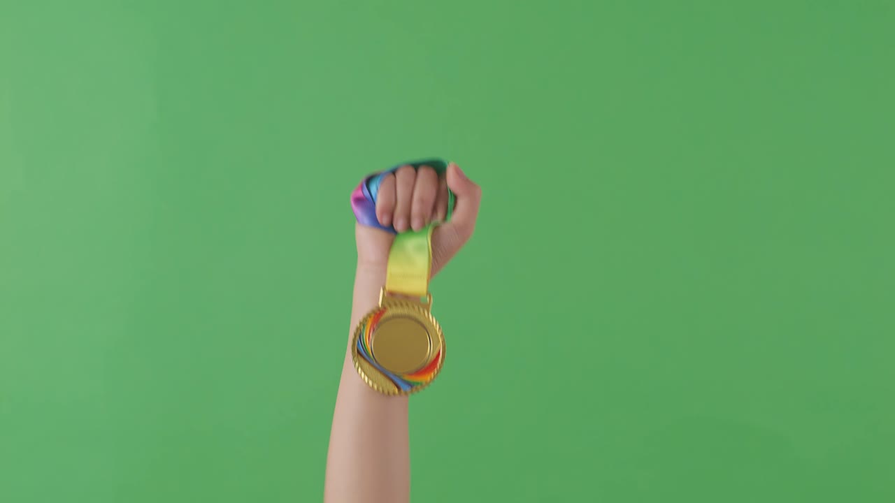 손에 금메달을 들고 녹색 스크린 배경