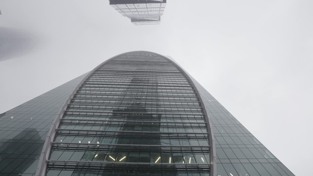 rascacielos moderno en la niebla