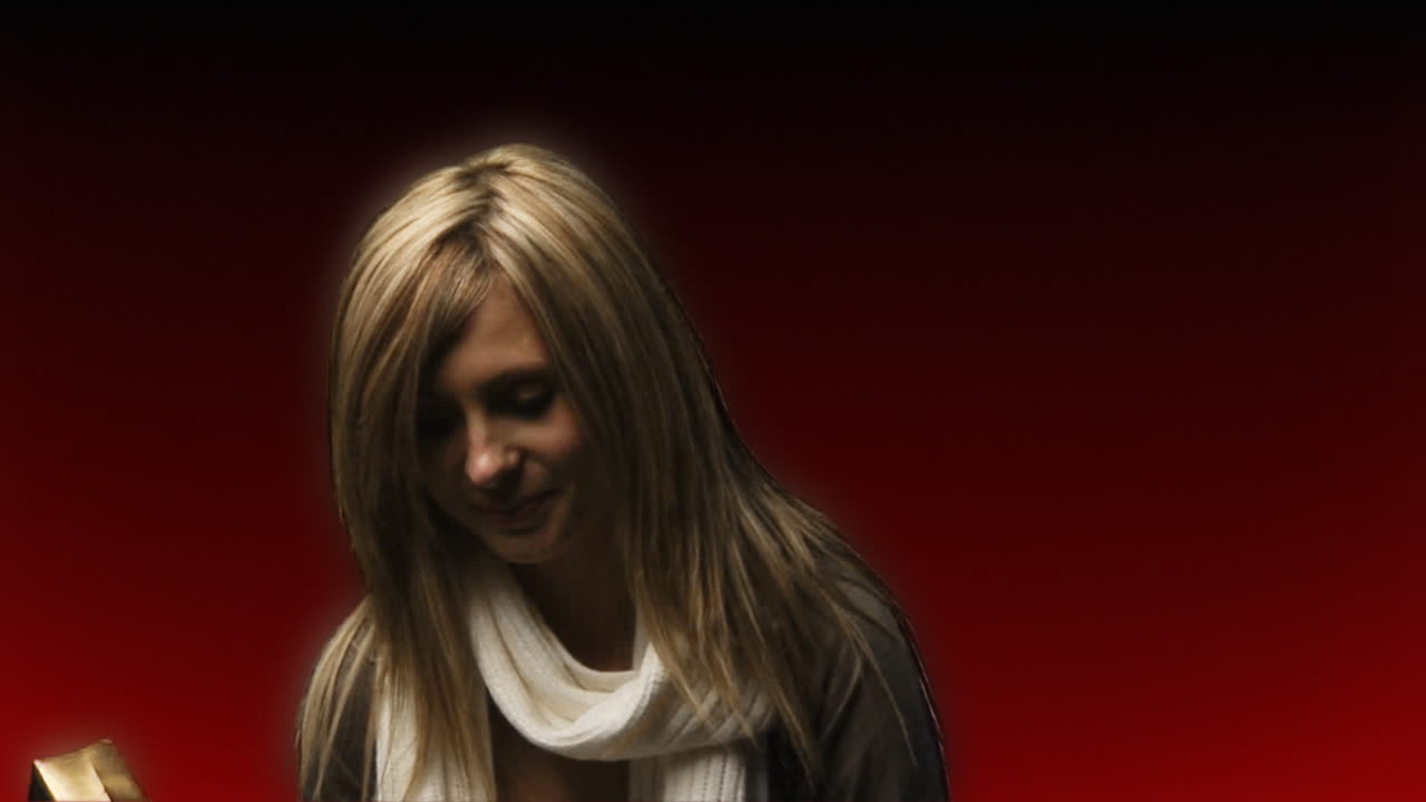 привлекательная женщина с рождественским подарком