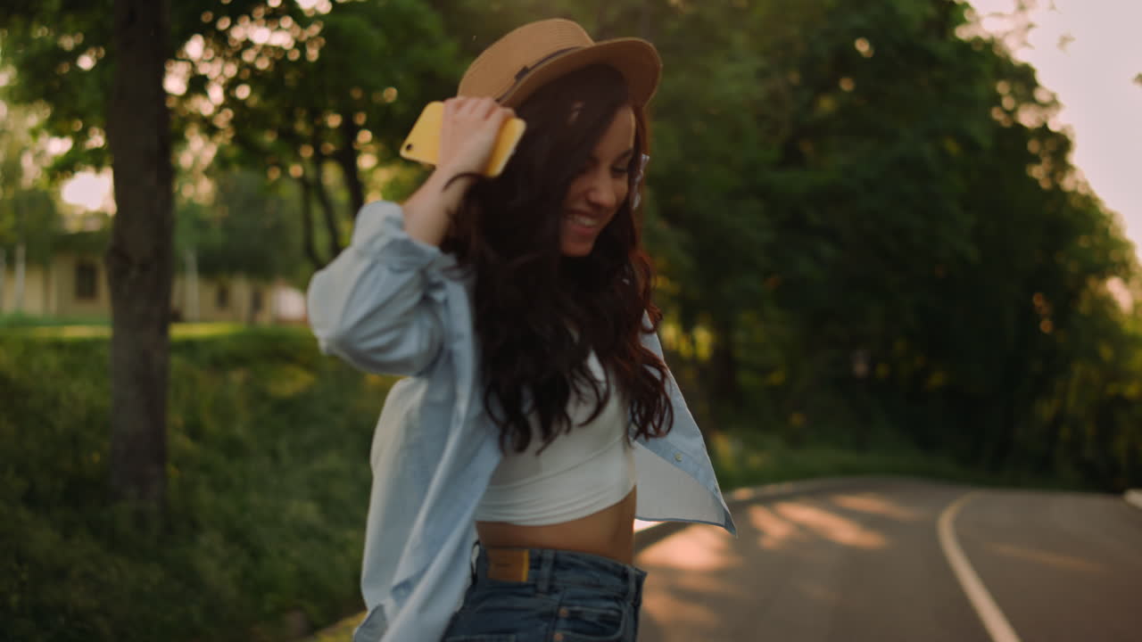 chica sonriente riendo en el parque de verano. mujer feliz de primer plano dando la vuelta