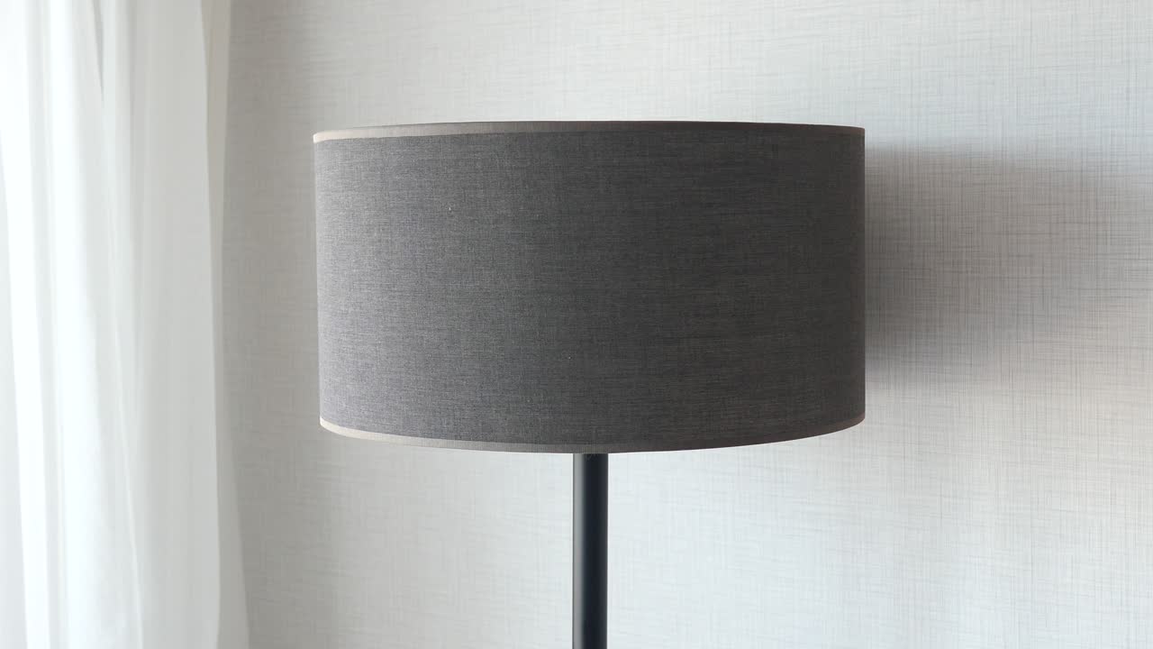 lámpara de piso gris en una habitación