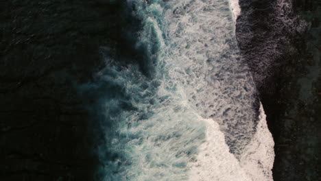 Vista-Aérea-De-Pájaros-De-La-Dramática-Oscuridad-Del-Agua-Del-Océano-Con-Olas-Blancas-Rompiendo