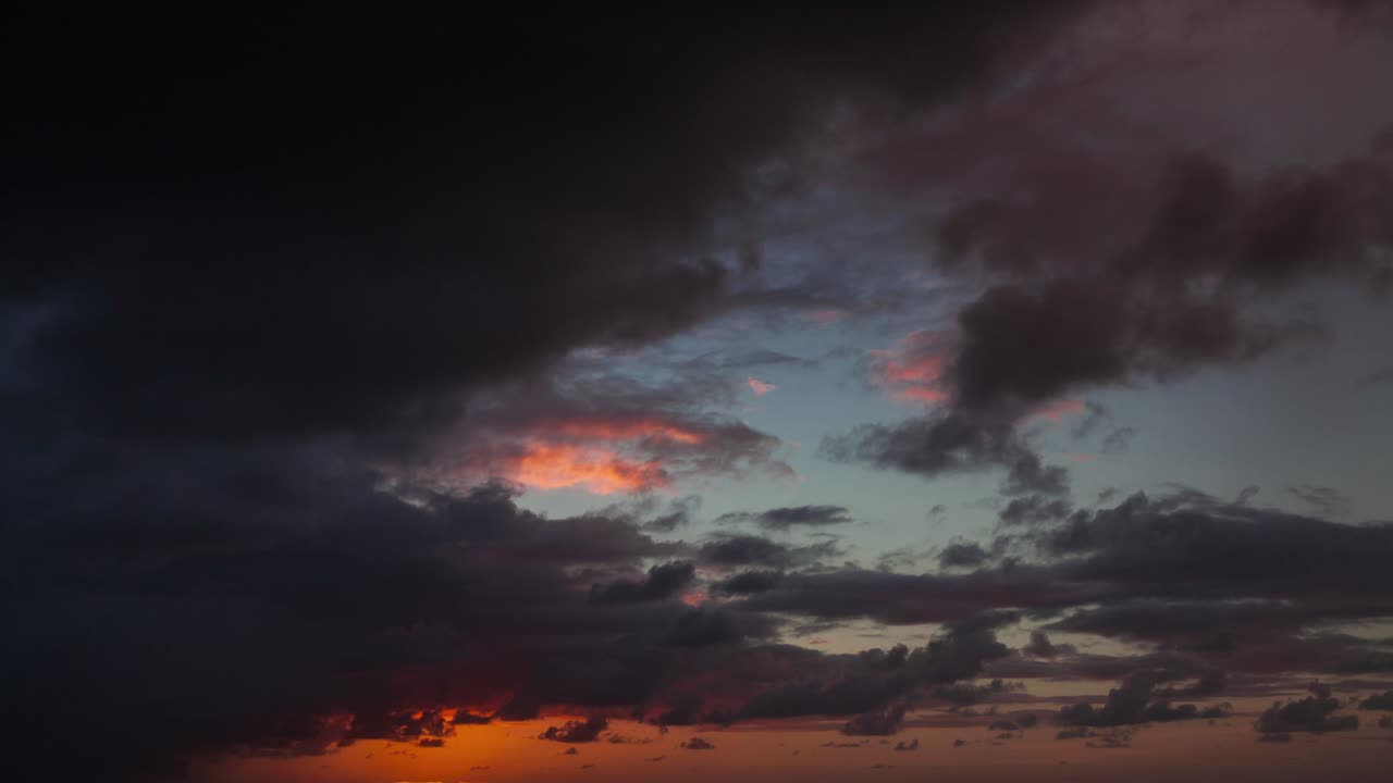 놀라운 구름빛 해가 뜨는 시간 경과