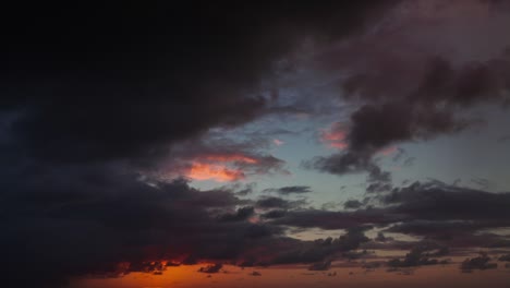 asombroso deslizamiento de tiempo nublado del amanecer