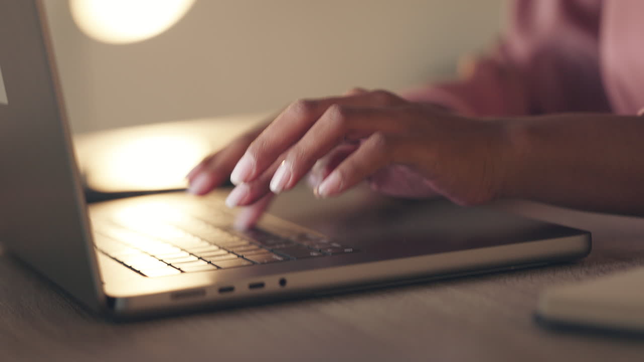 manos de una mujer de negocios escribiendo en una computadora portátil