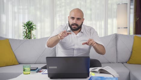 trabajador de oficina en casa hablando motivadoramente a la cámara.